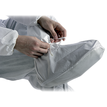 tessuto bianco che avvolge le calzature, con stringhe di fissaggio